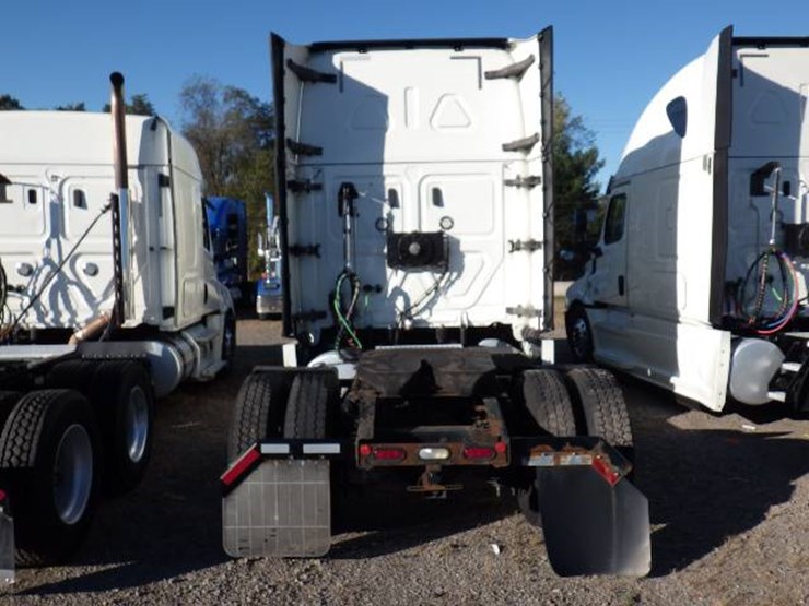 2019-freightliner-cascadia-126-image-7