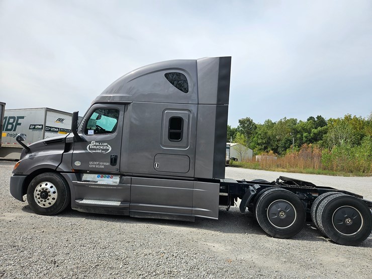 2019-freightliner-cascadia-126-image-8