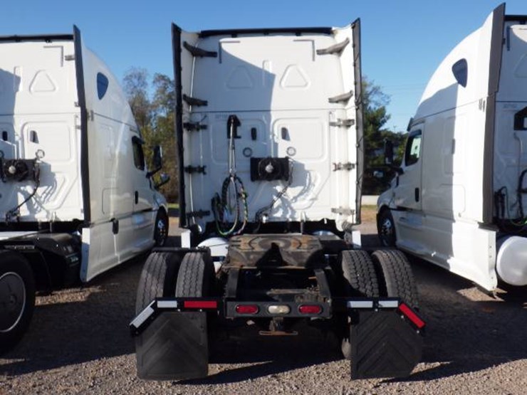 2019-freightliner-cascadia-126-image-9