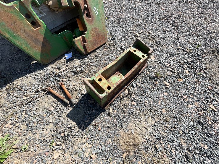 #1685-•-(3)-john-deere-tractor-weights-with-front-bracket-image-5