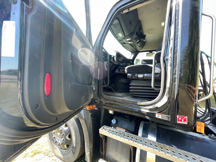 #1666-•-2019-freightliner-cascadia-semi-tractor-(title-in-delay)-image-26
