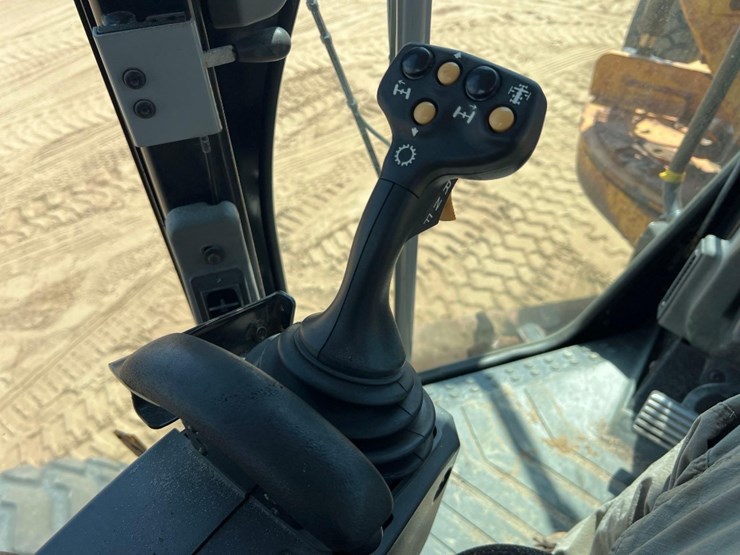 caterpillar-120-image-42