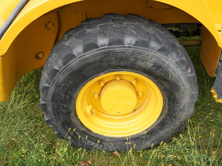 2010-deere-244j-image-21