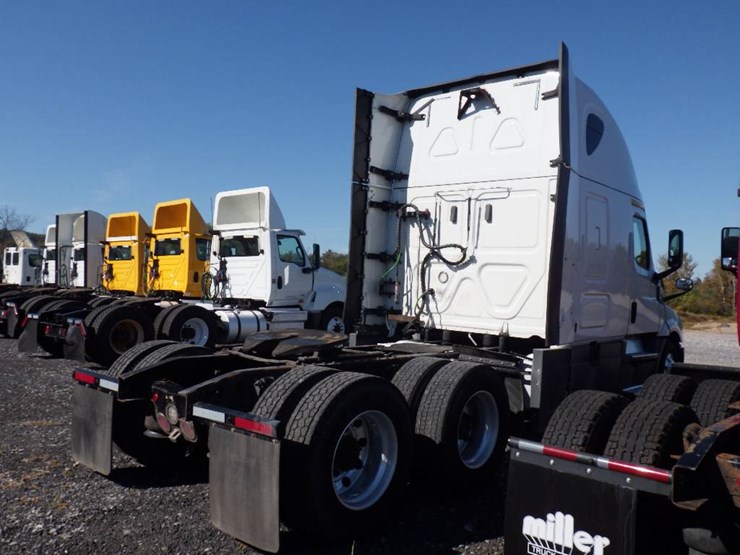 2018-freightliner-cascadia-126-image-6