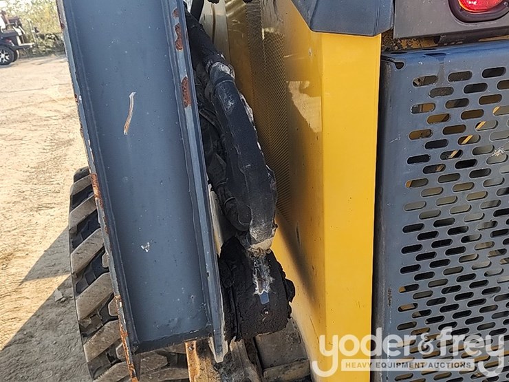 2010-deere-332d-image-14