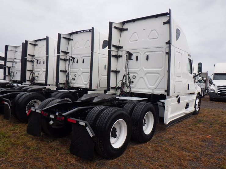 2021-freightliner-cascadia-126-image-5