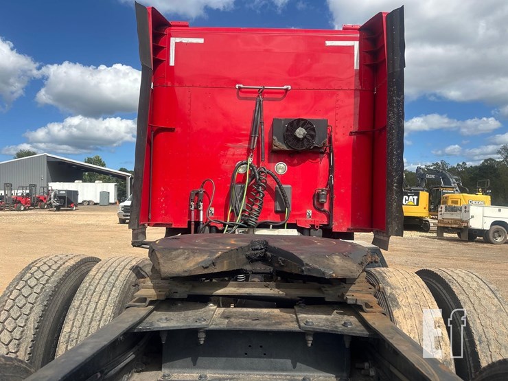2016-peterbilt-579-image-11