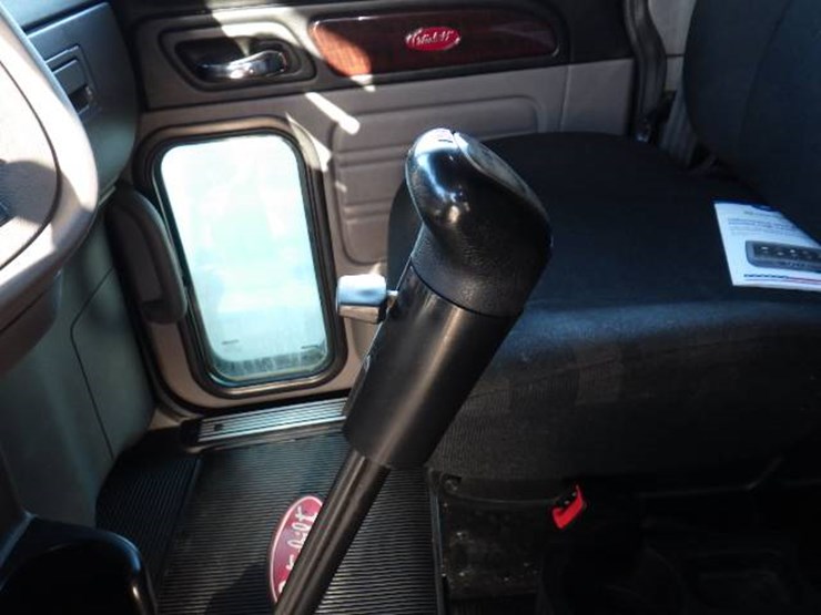 2019-peterbilt-389-image-9