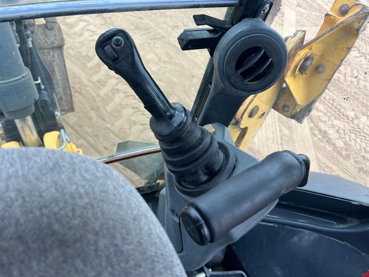 2017-deere-410l-image-43