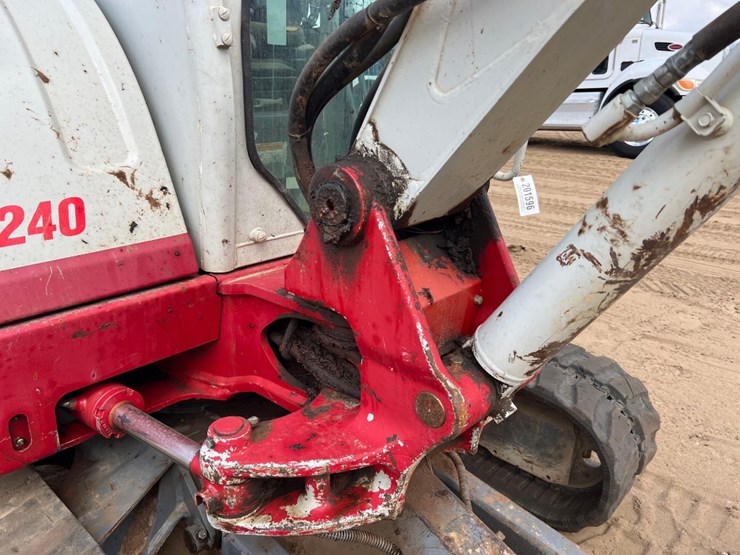 2020-takeuchi-tb240-image-25