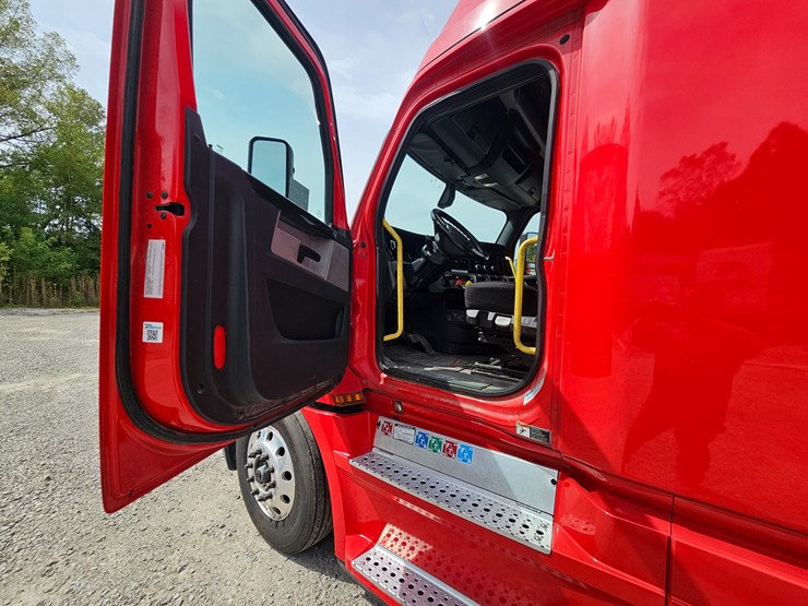 2019-freightliner-cascadia-126-image-50