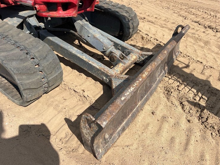 2021-takeuchi-tb240-image-16