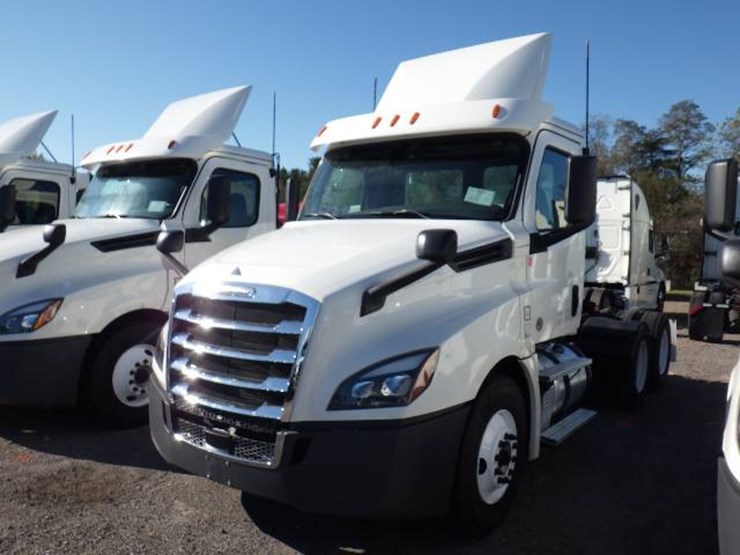 2018-freightliner-cascadia-126-image-1