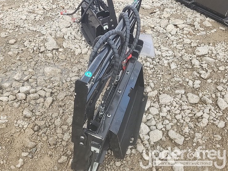 unused-2025-side-shift-forks-to-suit-mini-skidsteer-image-4
