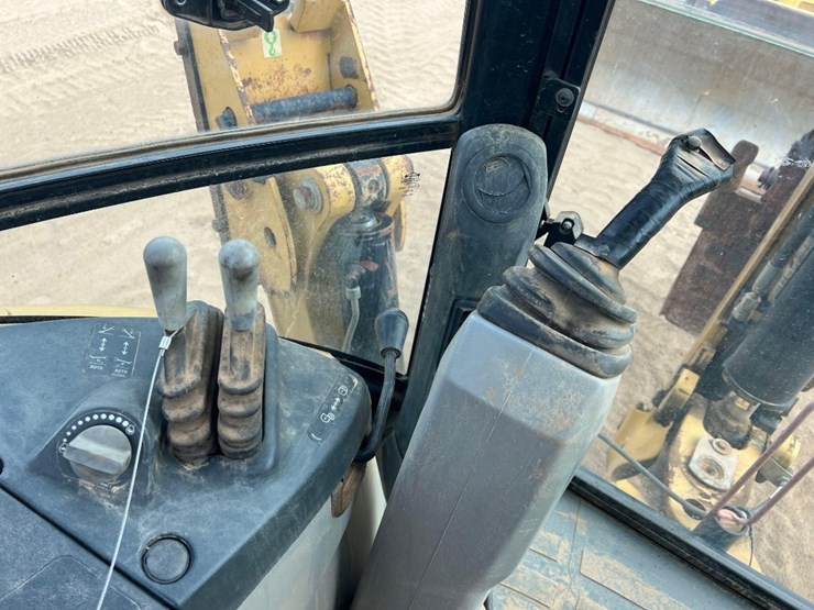 2015-caterpillar-420f-it-image-39