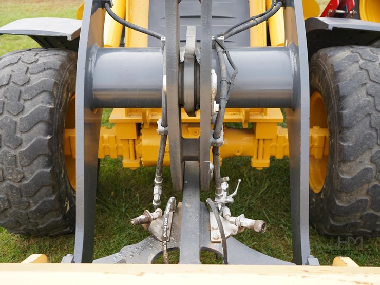 2010-deere-244j-image-26