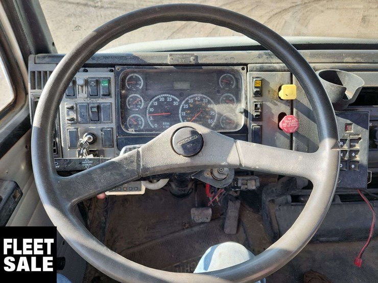 2001-freightliner-fl80-image-9
