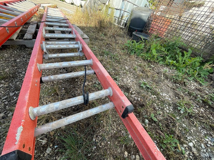 #1902-•-fiberglass-extension-ladder-image-3