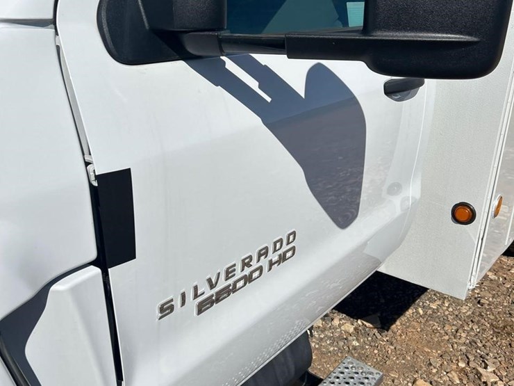 2023-chevrolet-silverado-6500hd-image-8
