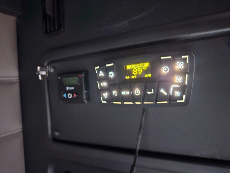 2019-freightliner-cascadia-126-image-77