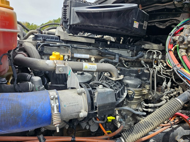 2019-freightliner-cascadia-126-image-33
