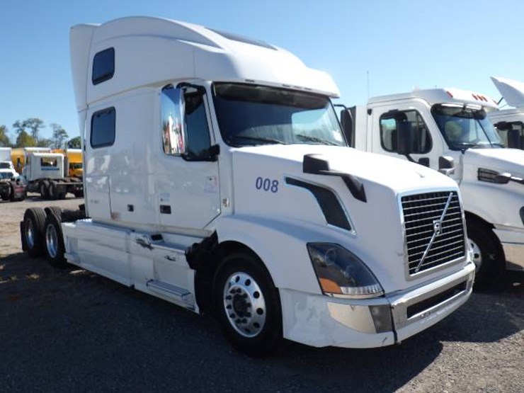 2017-volvo-vnl780-image-4