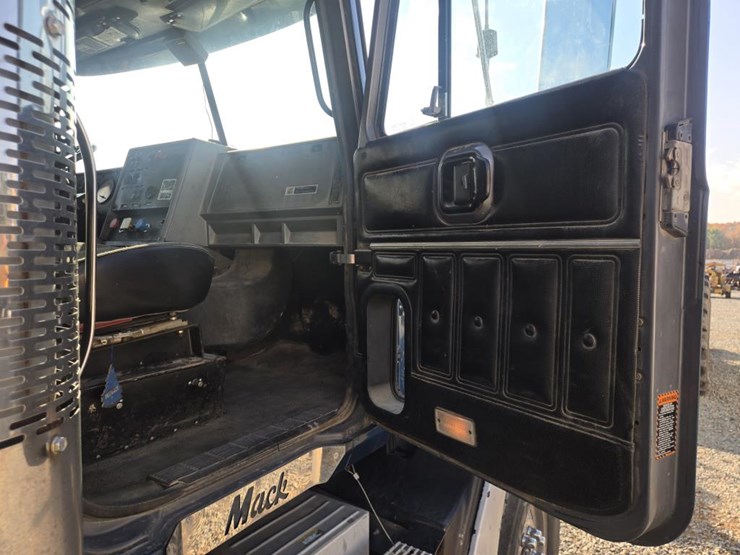 1997-mack-cl700-image-41