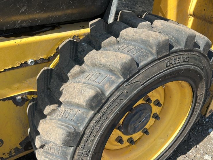 2011-new-holland-l215-image-19