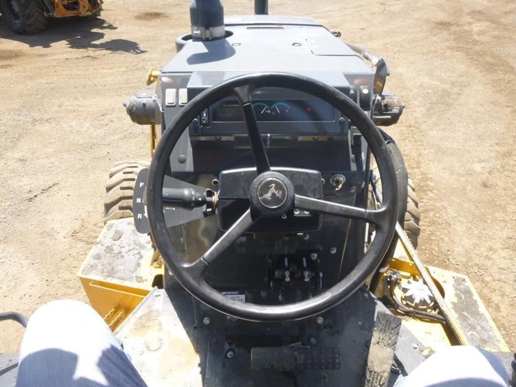 2021-deere-210l-image-8