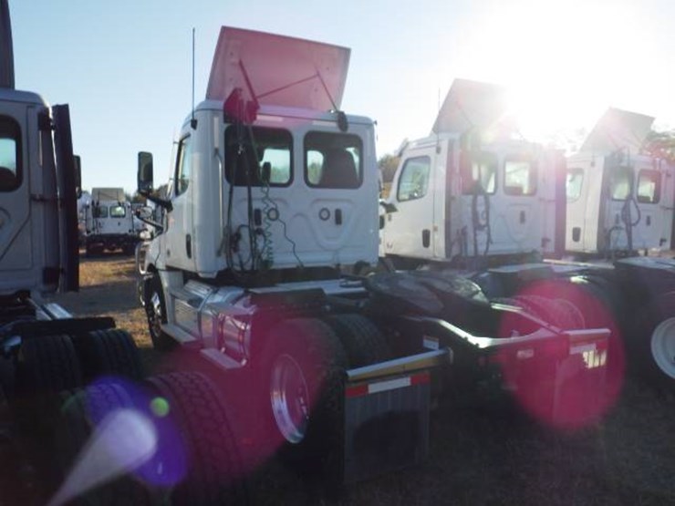 2020-freightliner-cascadia-126-image-8