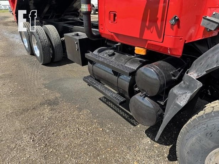 mack-granite-cv713-image-46