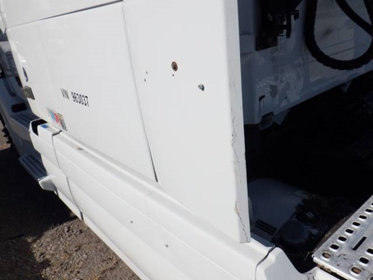 2017-volvo-vnl780-image-14