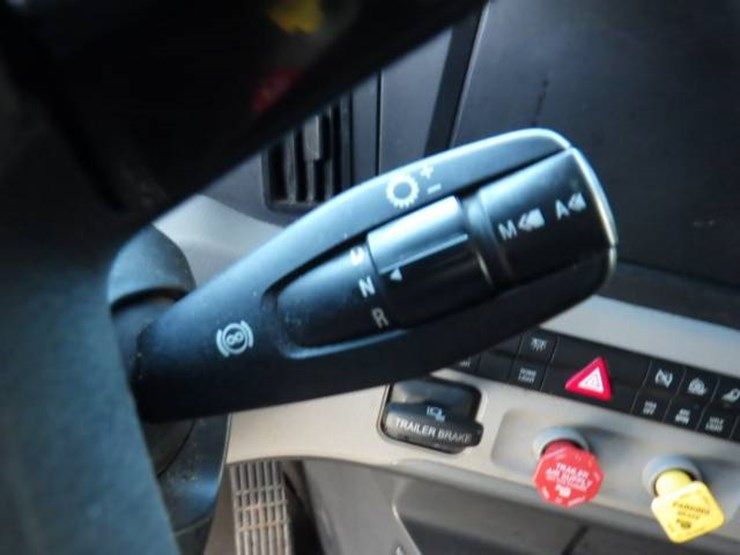 2019-freightliner-cascadia-126-image-11