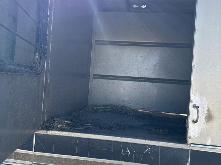 logan-2-horse-trailer-image-9