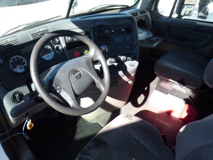 2017-freightliner-cascadia-113-image-9