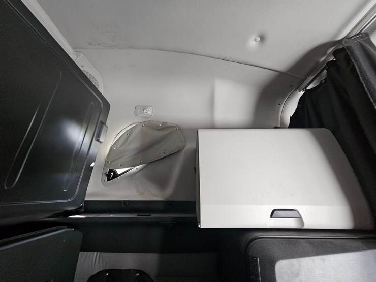 2019-freightliner-cascadia-126-image-75