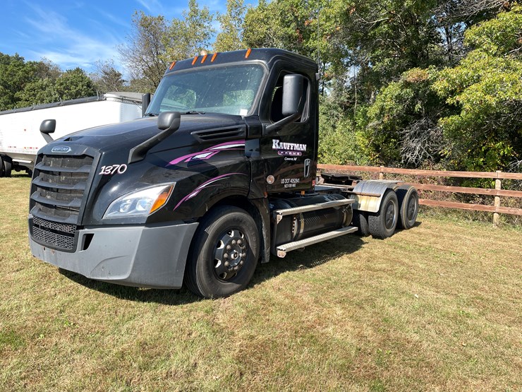 #1666-•-2019-freightliner-cascadia-semi-tractor-(title-in-delay)-image-1