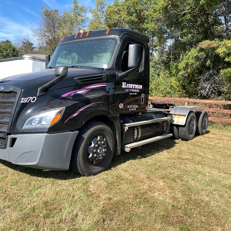 #1666 • 2019 Freightliner Cascadia Semi Tractor (Title in Delay)