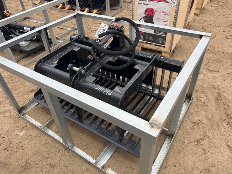 unused-landhonor-mgb-72-44w-44"-mini-grapple-bkt-image-1