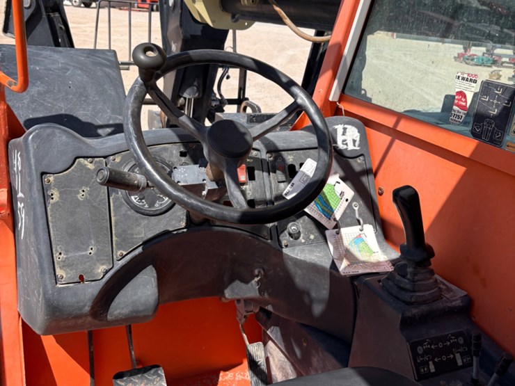 2015-jlg-g12-55a-image-7