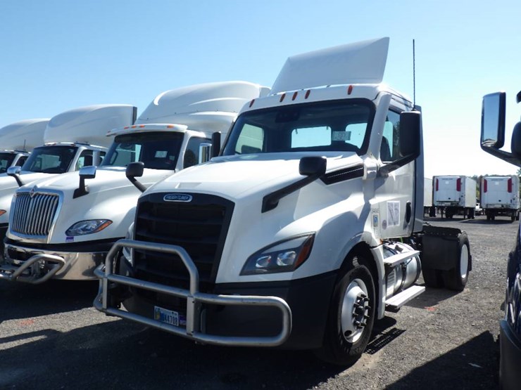 2021-freightliner-cascadia-126-image-1