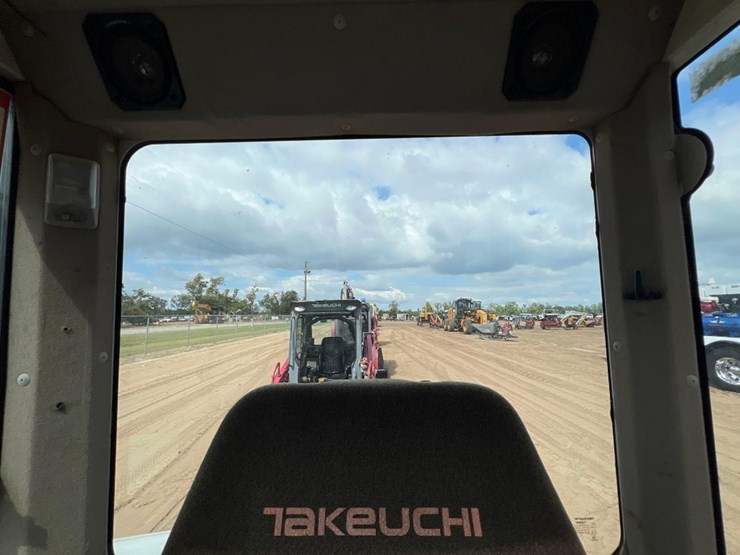 2020-takeuchi-tb240-image-34