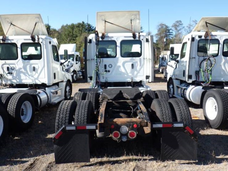 2018-freightliner-cascadia-126-image-7