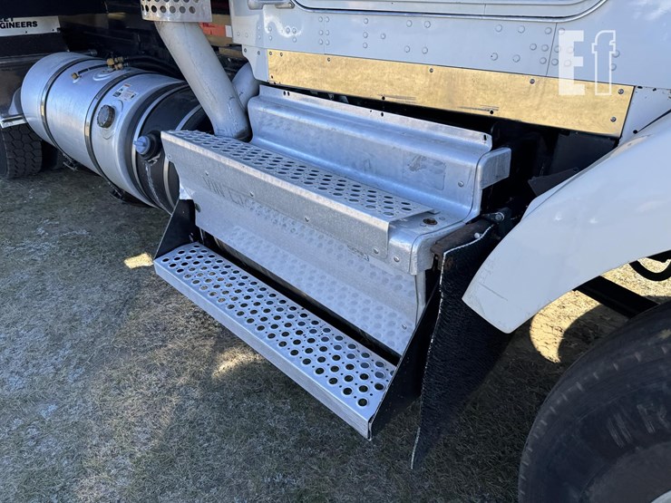 2011-kenworth-t800-image-11
