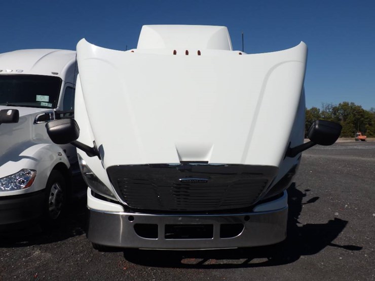 2017-freightliner-cascadia-113-image-10