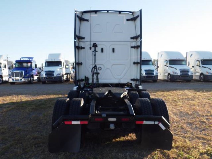 2021-freightliner-cascadia-126-image-7