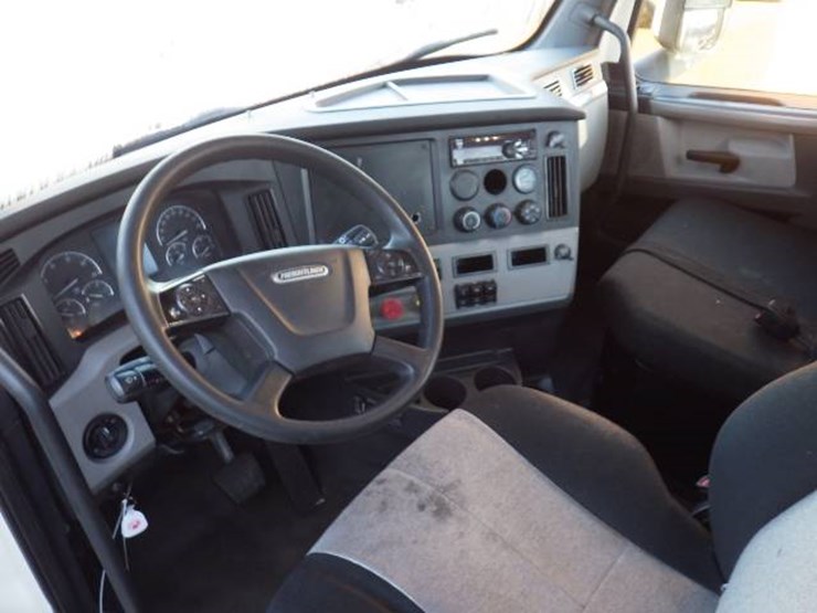 2020-freightliner-cascadia-126-image-10