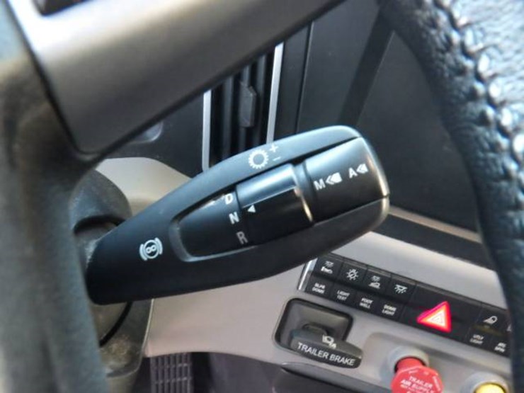 2019-freightliner-cascadia-126-image-10