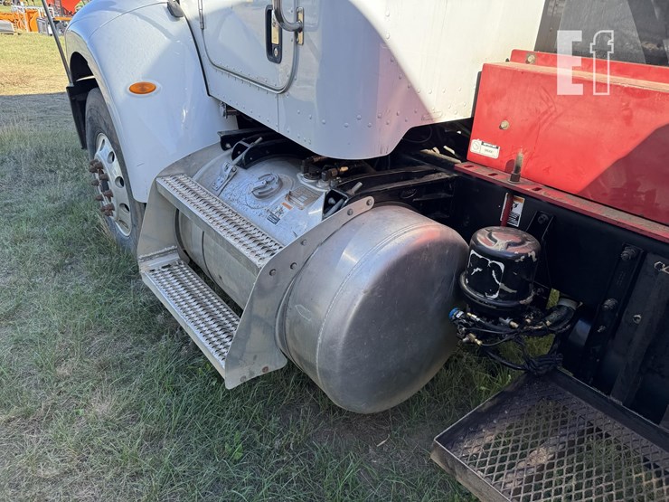 2005-peterbilt-335-image-16
