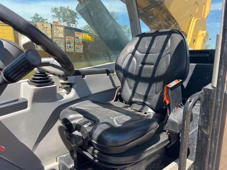 2018-caterpillar-tl1055d-image-28